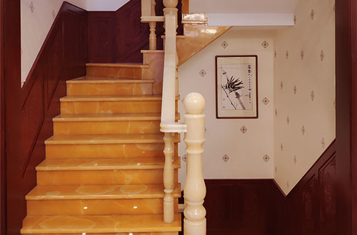 任城中式别墅室内汉白玉石楼梯的定制安装装饰效果